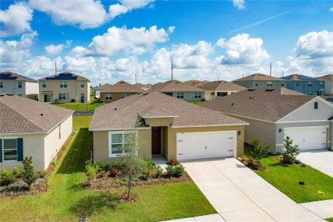 House in Lake Alfred, Florida 4 bedrooms, 171.96 sq.m. № 2227225 - photo 4