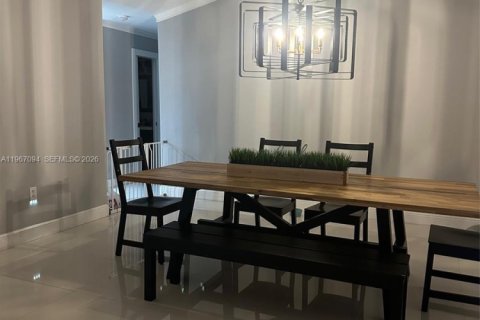 Villa ou maison à vendre à Miami, Floride: 4 chambres, 233.37 m2 № 2029586 - photo 3