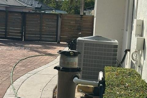 Casa en venta en Miami, Florida, 4 dormitorios, 233.37 m2 № 2029586 - foto 30