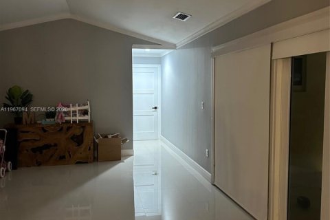 Villa ou maison à vendre à Miami, Floride: 4 chambres, 233.37 m2 № 2029586 - photo 4