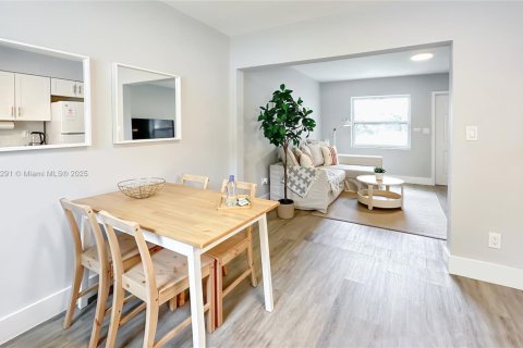 House in Hallandale Beach, Florida 2 bedrooms, 148.46 sq.m. № 1944570 - photo 7