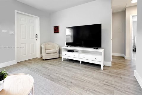 House in Hallandale Beach, Florida 2 bedrooms, 148.46 sq.m. № 1944570 - photo 4