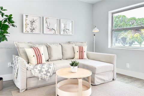 House in Hallandale Beach, Florida 2 bedrooms, 148.46 sq.m. № 1944570 - photo 2