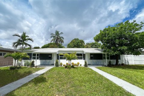 House in Hallandale Beach, Florida 2 bedrooms, 148.46 sq.m. № 1944570 - photo 1