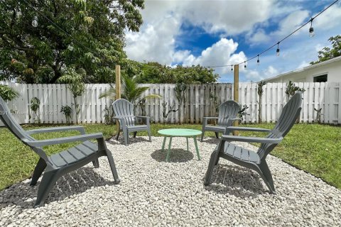 House in Hallandale Beach, Florida 2 bedrooms, 148.46 sq.m. № 1944570 - photo 15