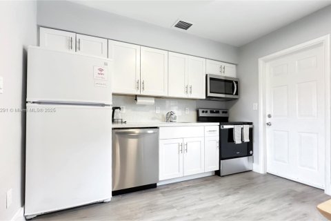 House in Hallandale Beach, Florida 2 bedrooms, 148.46 sq.m. № 1944570 - photo 8
