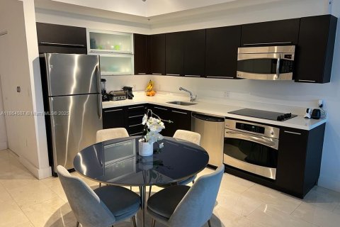 Condo in Miami, Florida, 1 bedroom  № 1892895 - photo 4
