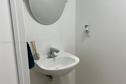 Condo in Miami, Florida, 1 bedroom  № 1892895 - photo 9