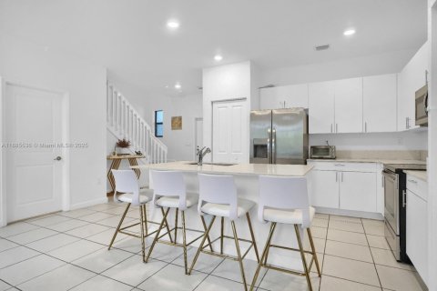 Townhouse in Miami Gardens, Florida 3 bedrooms, 131.83 sq.m. № 1931701 - photo 4