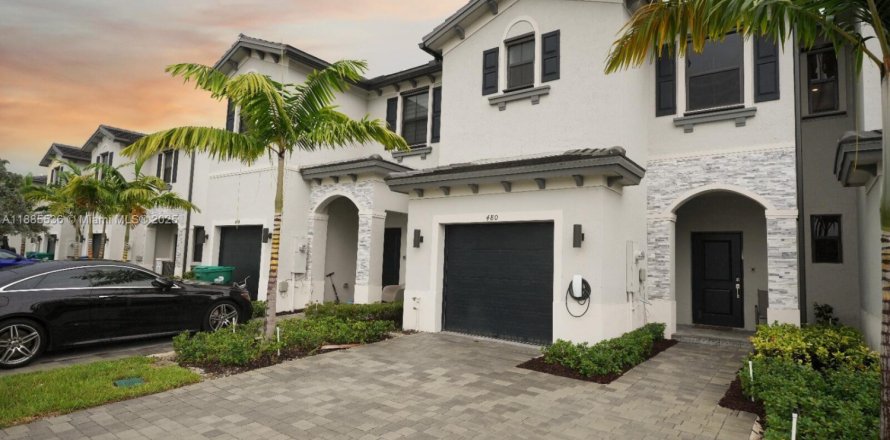 Townhouse in Miami Gardens, Florida 3 bedrooms, 131.83 sq.m. № 1931701