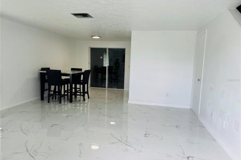 Townhouse in Tampa, Florida 2 bedrooms, 115.94 sq.m. № 2379812 - photo 5