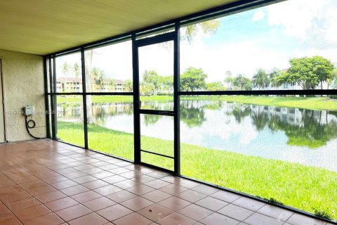 Townhouse in Hialeah, Florida 3 bedrooms, 146.97 sq.m. № 1839705 - photo 16
