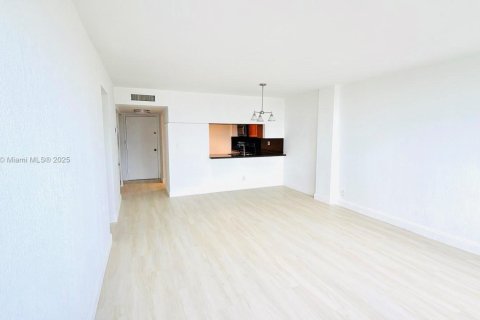 Купить кондоминиум в Майами, Флорида 3 спальни, 111.95м2, № 1961490 - фото 1