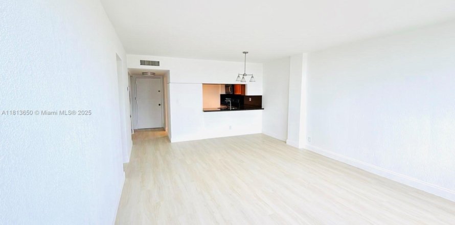 Кондоминиум с 3 спальнями в Майами, Флорида № 1961490