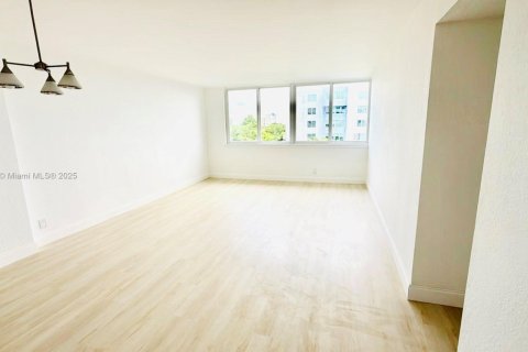 Купить кондоминиум в Майами, Флорида 3 спальни, 111.95м2, № 1961490 - фото 3