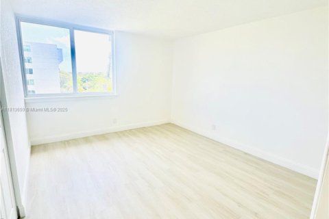 Купить кондоминиум в Майами, Флорида 3 спальни, 111.95м2, № 1961490 - фото 11