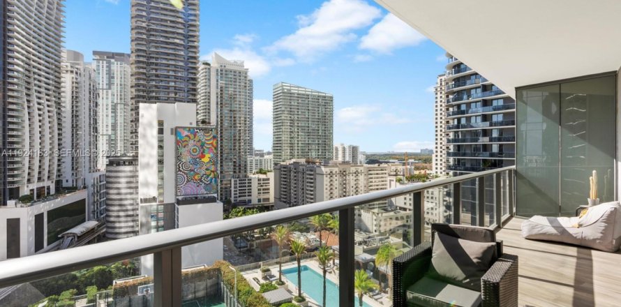 Condominio en Miami, Florida, 1 dormitorio  № 1983715