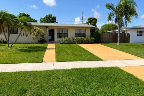 Casa en Miami, Florida 4 dormitorios, 111.76 m2 № 2243066