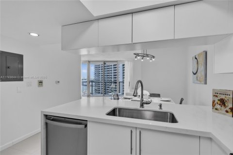 Купить кондоминиум в Майами, Флорида 2 спальни, 97.36м2, № 1959478 - фото 15