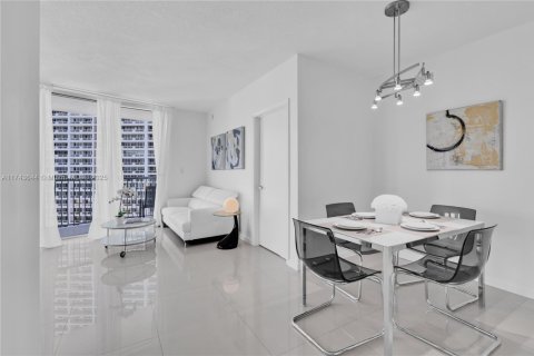 Купить кондоминиум в Майами, Флорида 2 спальни, 97.36м2, № 1959478 - фото 16