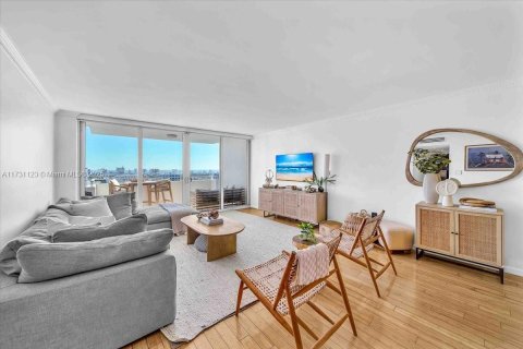 Condo in Miami Beach, Florida, 2 bedrooms  № 1763280 - photo 2