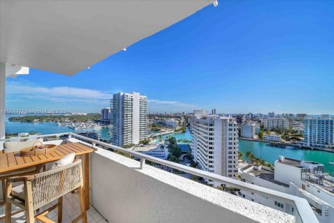 Condo in Miami Beach, Florida, 2 bedrooms  № 1763280 - photo 19