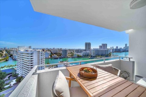 Condo in Miami Beach, Florida, 2 bedrooms  № 1763280 - photo 1