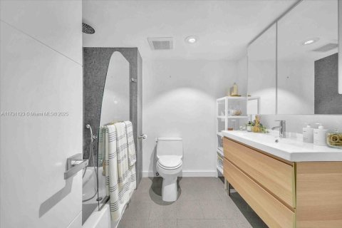 Condo in Miami Beach, Florida, 2 bedrooms  № 1763280 - photo 22