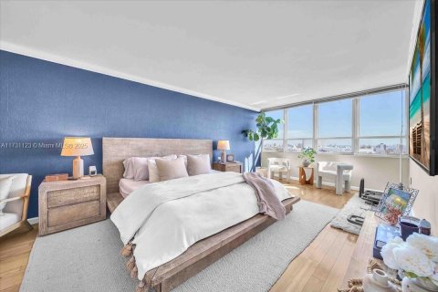 Condo in Miami Beach, Florida, 2 bedrooms  № 1763280 - photo 13