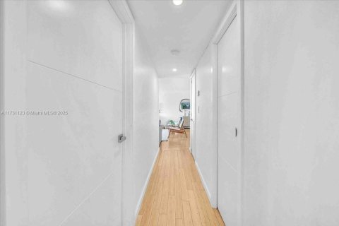 Condo in Miami Beach, Florida, 2 bedrooms  № 1763280 - photo 23