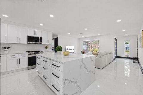 Casa en venta en Saint Petersburg, Florida, 4 dormitorios, 171.5 m2 № 2116849 - foto 5
