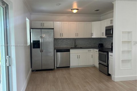 House in Miami, Florida 3 bedrooms, 107.12 sq.m. № 1871714 - photo 2