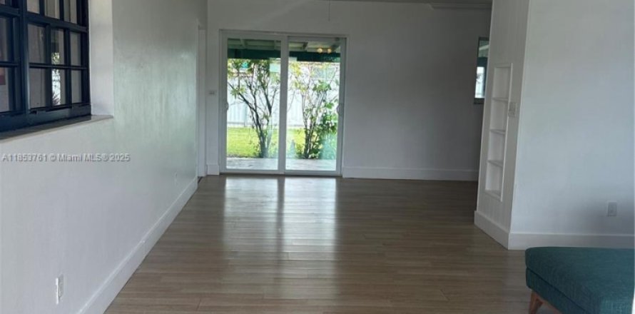 House in Miami, Florida 3 bedrooms, 107.12 sq.m. № 1871714