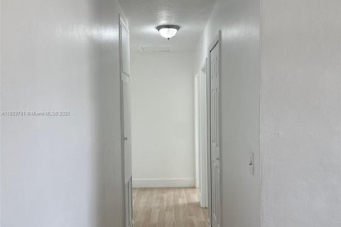 House in Miami, Florida 3 bedrooms, 107.12 sq.m. № 1871714 - photo 4