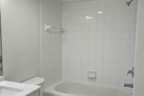 Condo in West Palm Beach, Florida, 2 bedrooms № 2188217 - photo 7