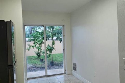 Condo in West Palm Beach, Florida, 2 bedrooms № 2188217 - photo 14