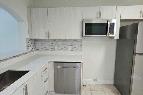 Condo in West Palm Beach, Florida, 2 bedrooms № 2188217 - photo 3