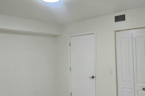 Condo in West Palm Beach, Florida, 2 bedrooms № 2188217 - photo 21