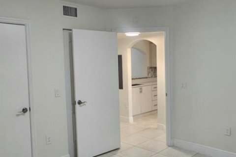 Condo in West Palm Beach, Florida, 2 bedrooms № 2188217 - photo 6