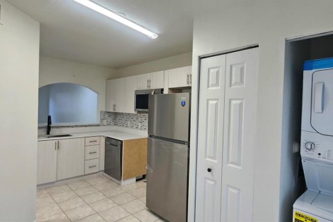 Condo in West Palm Beach, Florida, 2 bedrooms № 2188217 - photo 5