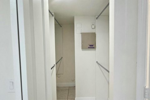 Condo in West Palm Beach, Florida, 2 bedrooms № 2188217 - photo 9