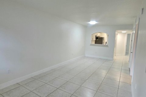 Condo in West Palm Beach, Florida, 2 bedrooms № 2188217 - photo 2