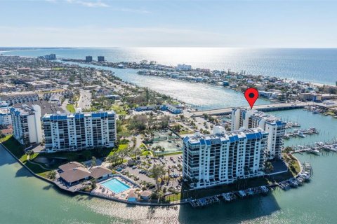 Condo in Saint Pete Beach, Florida, 2 bedrooms  № 1542101 - photo 1