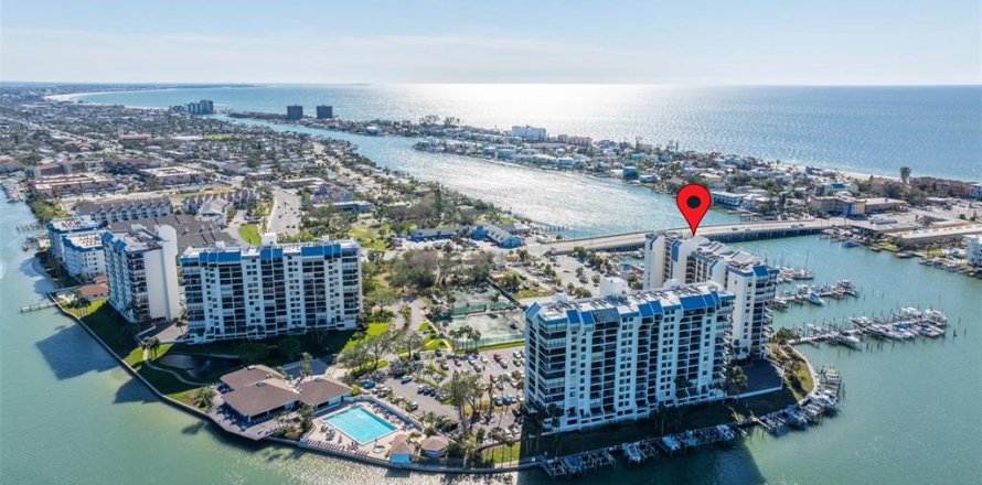 Condo in Saint Pete Beach, Florida, 2 bedrooms  № 1542101