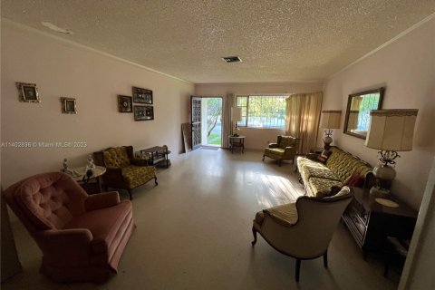House in Coral Gables, Florida 2 bedrooms, 118.54 sq.m. № 1874560 - photo 4