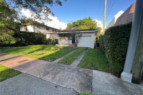 House in Coral Gables, Florida 2 bedrooms, 118.54 sq.m. № 1874560 - photo 2