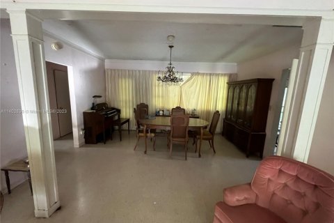 House in Coral Gables, Florida 2 bedrooms, 118.54 sq.m. № 1874560 - photo 5