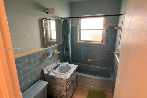 House in Coral Gables, Florida 2 bedrooms, 118.54 sq.m. № 1874560 - photo 8