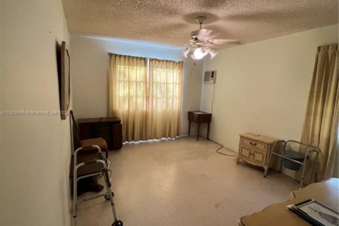 House in Coral Gables, Florida 2 bedrooms, 118.54 sq.m. № 1874560 - photo 13