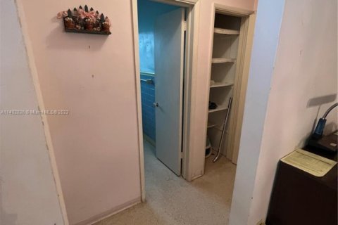 House in Coral Gables, Florida 2 bedrooms, 118.54 sq.m. № 1874560 - photo 7